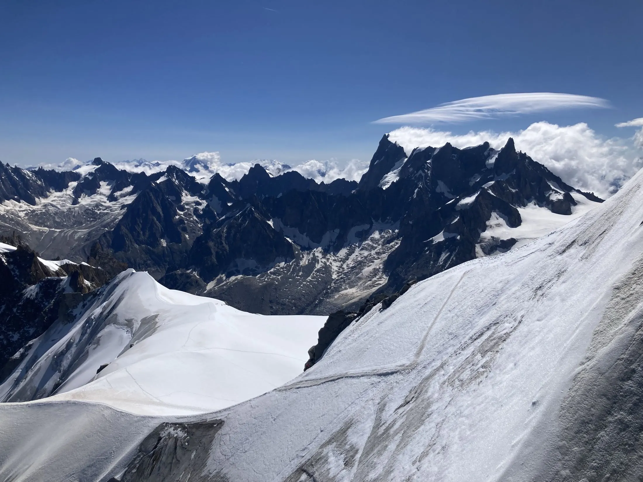 Sommet alpin enneigé au lever du jour