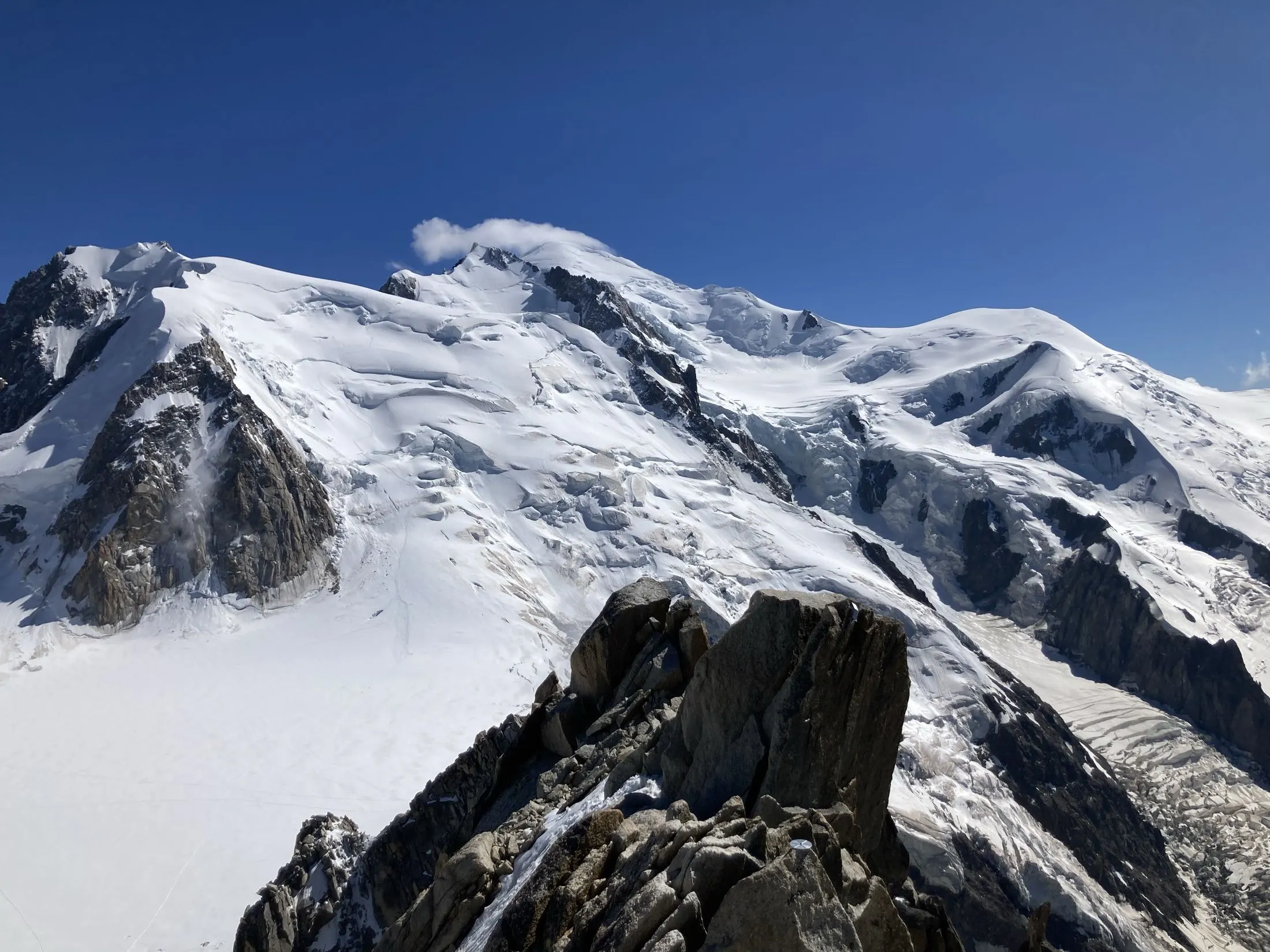 Randonneur sur une crête de montagne